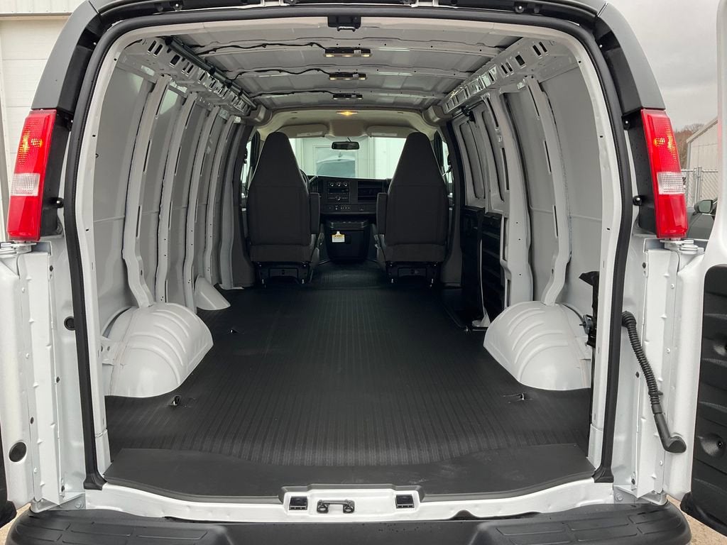 2025 Chevrolet Express Cargo WT