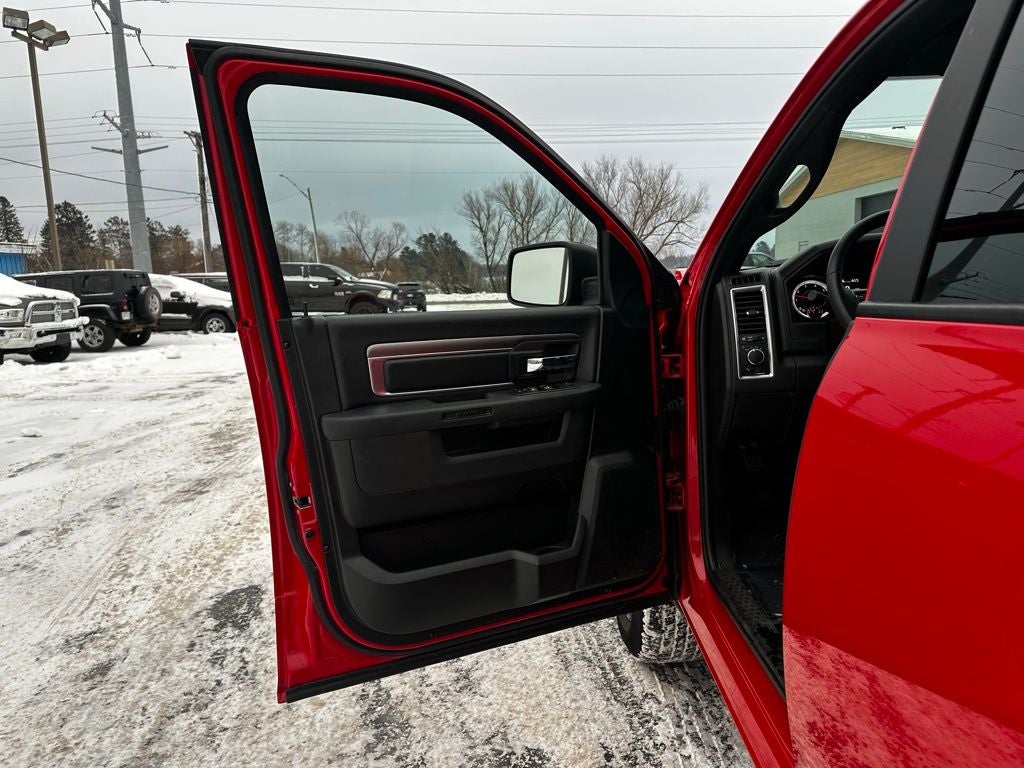 2024 RAM 1500 Classic Warlock Crew Cab 4x4 5'7' Box