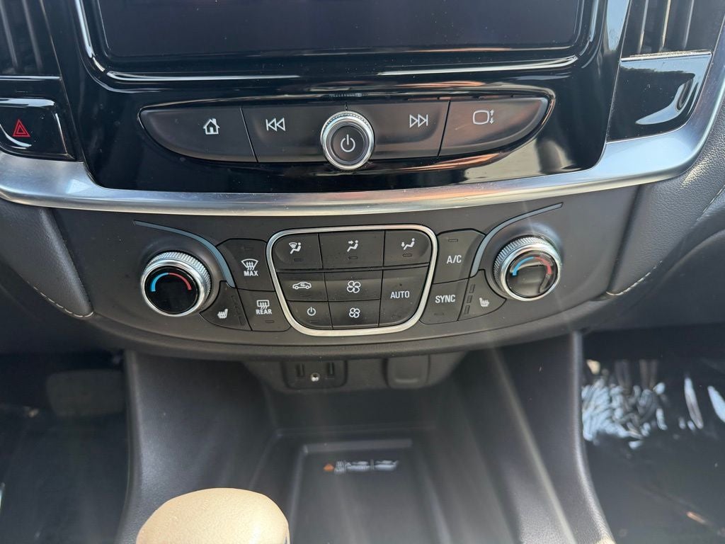 2022 Chevrolet Traverse AWD LT Leather